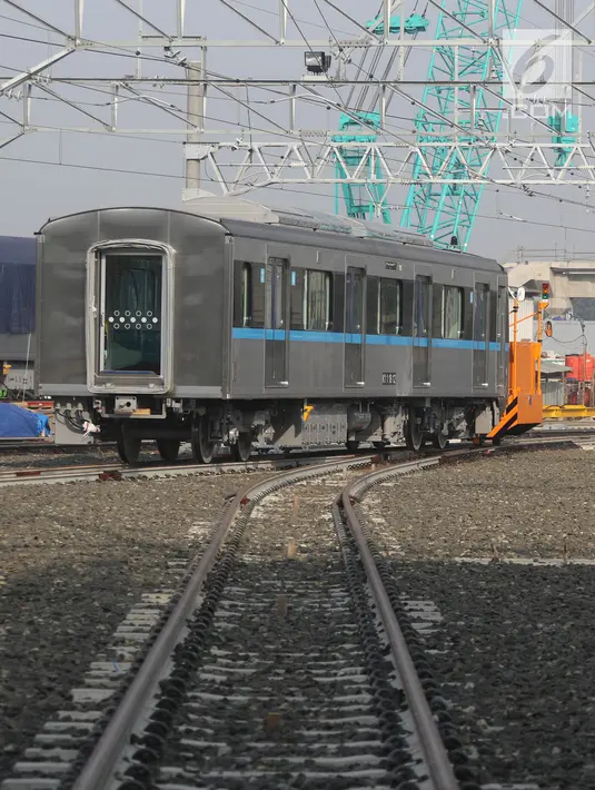 Gerbong Mass Rapid Transit (MRT) melintas di rel kereta Depo MRT Lebak Bulus, Jakarta, Kamis (12/4). Nantinya Depo MRT Lebak Bulus ini menjadi tempat berkumpulnya kereta-kereta MRT yang akan diperbaiki, dicek, dan dicuci. (Liputan6.com/Arya Manggala)