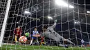 Gelandang AS Roma Nicolo Zaniolo mencetak gol kedua untuk timnya saat menghadapi FC Porto pada babak 16 besar Liga Champions di Stadion Olimpico, Roma, Italia, Selasa (12/2). AS Roma menang 2-1. (AP Photo/Andrew Medichini)