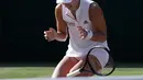 Petenis Jerman, Angelique Kerber melepaskan raketnya usai mengalahkan petenis AS, Serena Williams pada final tunggal putri kejuaraan Tenis Wimbledon 2018 di London, (14/7). Kerber menang atas Williams 6-3,6-3. (AP Photo/Ben Curtis)