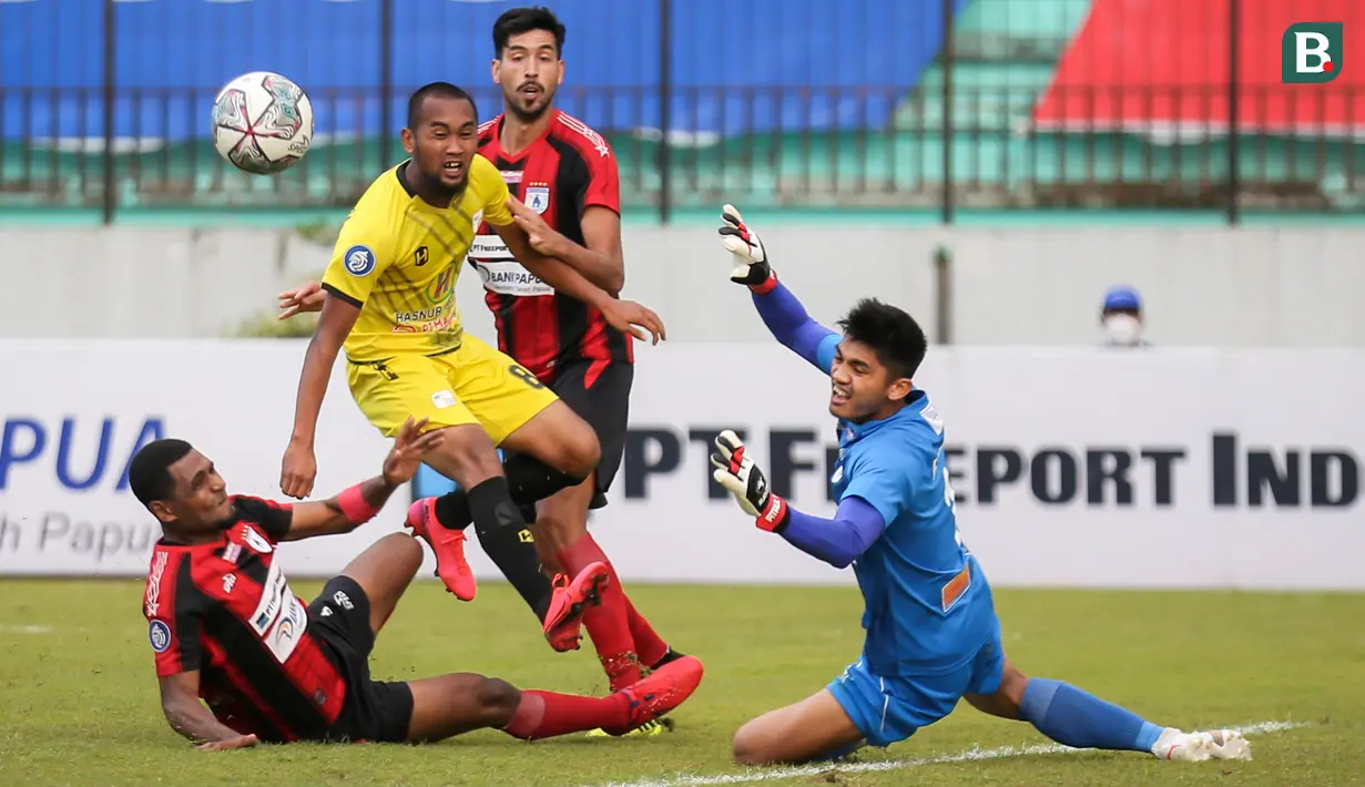 Pemain PS Barito Putera, Beni Oktovianto (tengah) berusaha mencetak gol saat laga pekan kesembilan BRI Liga 1 2021/2022 antara Persipura Jayapura melawan PS Barito Putera di Stadion Moch Soebroto, Magelang, Senin (23/10/2021). (Bola.com/Bagaskara Lazuardi)