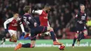 Striker Arsenal, Alexandre Lacazette, berusaha melepaskan tendangan saat melawan Huddersfield pada laga Premier League di Stadion Emirates, London, Rabu (29/11/2017). Arsenal menang 5-0 atas Huddersfield. (AP/Nigel French)