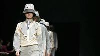 Plaza Indonesia Fashion Week 2017 memunculkan tren fashion dari para desainer mode ternama. Yuk, simak di sini