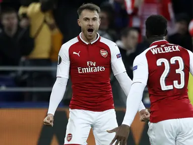 Pemain Arsenal, Aaron Ramsey (kiri) merayakan golnya ke gawang CSKA Moscow pada leg kedua Liga Europa di CSKA Arena, Russia, (12/3/2018). Arsenal lolos ke Semifinal dengan agregat gol 6-3. (AP/Pavel Golovkin)