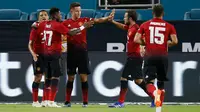 Gelandang Manchester United Ander Herrera (ketiga kiri) berselebrasi bersama rekan-rekannya usai mencetak gol ke gawang Real Madrid pada pertandingan ICC 2018 di Miami Gardens, Fla (31/7). MU menang tipis 2-1 atas Madrid. (AP Photo/Brynn Anderson)