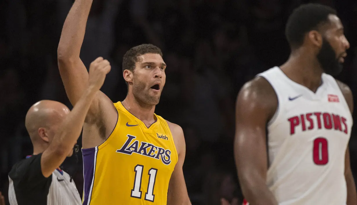 Pebasket Los Angeles Lakers, Brook Lopez, melakukan selebrasi usai mencetak tiga angka saat melawan Detroit Pistons pada laga NBA di Staples Center, California, Selasa (31/10/2017). Lakers menang 113-93 atas Pistons. (AP/Kyusung Gong)