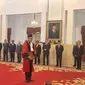 Ridwan Mansyur membacakan sumpah di depan Presiden Jokowi di Istana setelah diangkat menjadi Hakim Konstitusi, Jumat (8/12/2023). Pengangkatan Ridwan sebagai hakim Mahkamah Konstitusi (MK) ini berdasarkan Keppres Nomor 98/P Tahun 2023 tanggal 12 Oktober 2023 tentang Pemberhantian dan Pengangkatan Hakim MK Yang Diajukan Mahkamah Agung. (Liputan6.com/Lizsa Egeham)