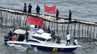 Kementerian Kelautan dan Perikanan (KKP) resmi menyegel pagar laut sepanjang 30,16 kilometer (km) di pesisir Kabupaten Tangerang. (Foto: KKP)