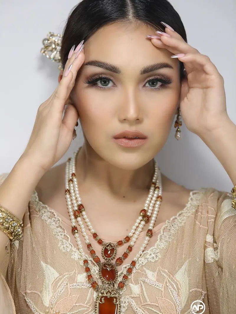 Duet Dengan Nella Kharisma, Ini 6 Potret Dress Ayu Ting Ting Curi Perhatian. (Sumber: Instagram/ayutingting92)