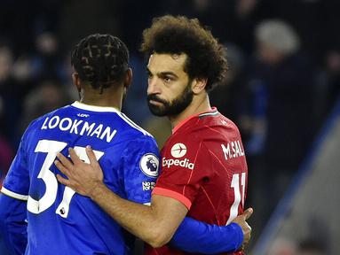 Pemain Leicester City Ademola Lookman (kiri) memeluk pemain Liverpool Mohamed Salah pada akhir pertandingan sepak bola Liga Inggris di Stadion King Power, Leicester, Inggris, 28 Desember 2021. Leicester City menang 1-0. (AP Photo/Rui Vieira)