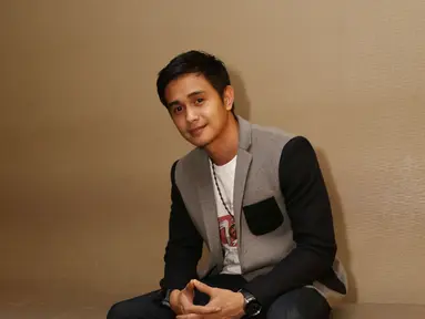 Ajun Perwira dikenal sebagai aktor, presenter, dan pemusik di Indonesia. Namanya kerap wara-wiri di layar lebar dan layar kaca. Kariernya mulai melejit kala ia membintangi sebuah sinetron di salah satu tv swasta (Kapanlagi/Budy Santoso)