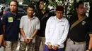 Petugas membawa dua terduga pelaku persekusi U dan M di Polda Metro Jaya, Jakarta, Jumat (2/6). Reskrim Polres Jaktim menangkap dua pelaku persekusi terhadap PMA, 15 tahun, karena diduga menghina FPI dan Rizieq Syihab. (Liputan6.com/Immanuel Antonius)