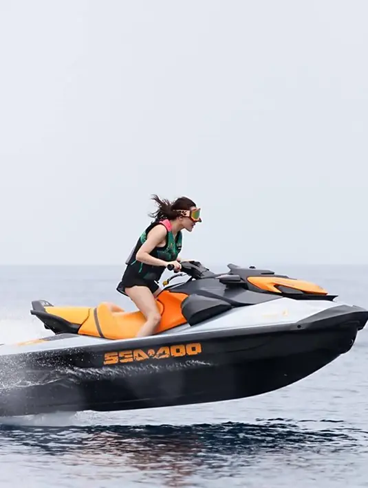 Menikmati indahnya pemandangan alam di gunung, Wendy Walters juga suka berolahraga air. Saat traveling di tempat wisata yang berupa pantai, ia pun menikmati sensasi naik jetski. (Liputan6.com/IG/wendywalters)