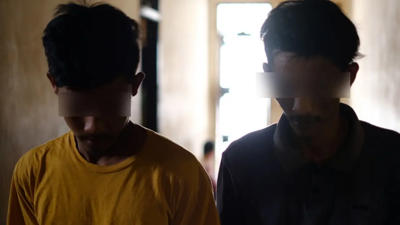 Dua pemuda di Aceh yang bakalan dicambuk  akibat transaksi chip judi daring (Liputan6.com/Rino Abonita)
