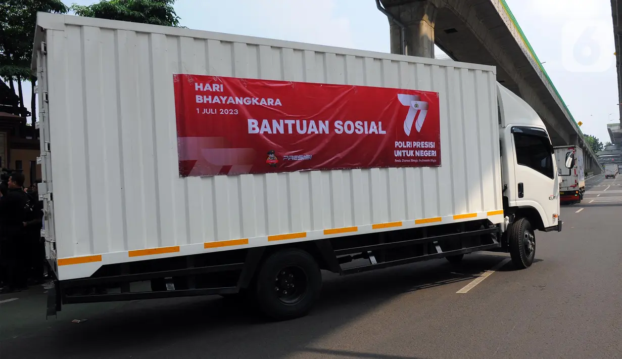 Adapun sasaran penerima bantuan sosial, kata dia, yakn pedagang kaki lima, buruh dan karyawan korban PHK, buruh harian atau tukang cuci gosok baju, nelayan, panti asuhan, panti sosial, panti jompo, korban kebakaran, pengemudi ojek online, purnawirawan polri atau arakuri, pemulung. (merdeka.com/Imam Buhori)