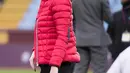Duchess of Cambridge, Kate Middleton mengunjungi markas klub sepakbola Aston Villa di Birmingham, Rabu (22/11). Kate tampil sporty dengan kaos hitam dan skinny jeans senada dipadu jaket ski merah yang tebal dari Perfect Moment. (AP Photo/Pool)