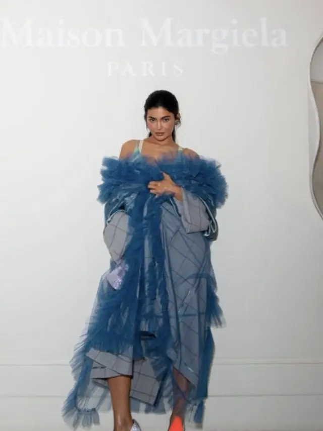 Gaya Kylie Jenner Selama Paris Fashion Week, credit: (@kyliejenner)