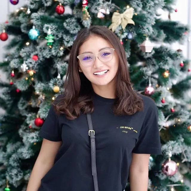 7 Potret Sassha Carissa, Model Menawan yang Merambah Dunia Presenter