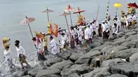 Umat Hindu melakukan penyucian diri dalam upacara Melasti di Pantai Padanggalak, Sanur, Bali, Rabu (2/3). Ribuan Umat Hindu menyucikan diri menjelang Hari Raya Nyepi Tahun Saka 1933. (Antara)