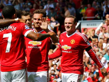 Pemain MU merayakan gol bunuh diri pemain Tottenham Hotspur, Kyle Walker, dalam partai Liga Premier Inggris di Stadion Old Trafford, Manchester, Inggris. Sabtu (8/8/2015). (Action Images via Reuters/Darren Staples)