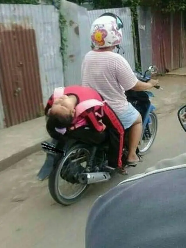6 Tingkah Anak-Anak Rebahan di Sembarang Tempat Ini Absurd, Kocak
