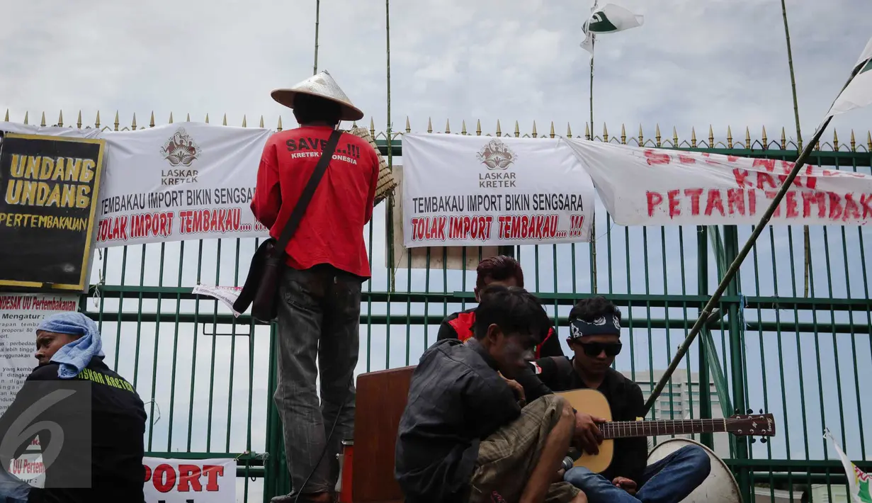 Puluhan petani yang tergabung dalam Asosiasi Petani Tembakau Indonesia (APTI) menggelar unjuk rasa di depan Gedung DPR, Jakarta, Rabu (16/11). Dalam aksinya mereka meminta segera pengesahan RUU Pertembakauan. (Liputan6.com/Faizal Fanani)