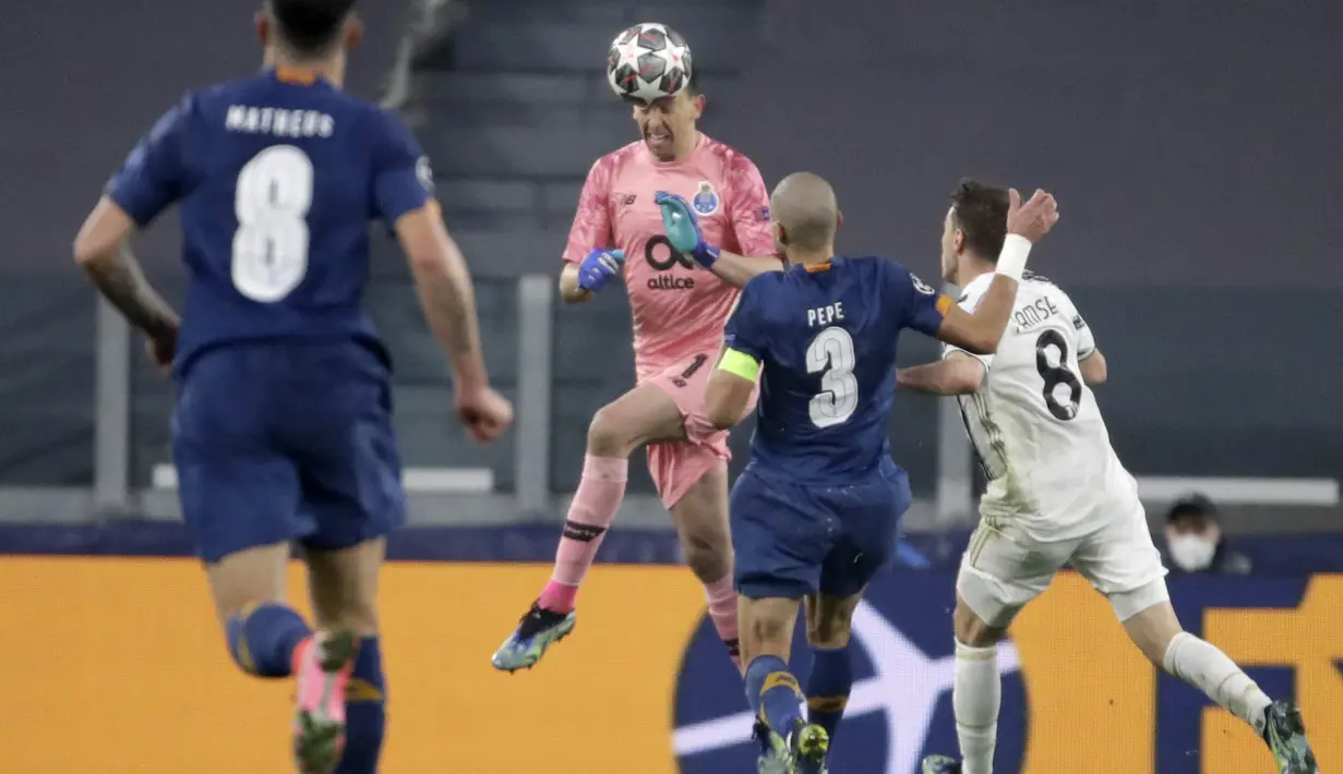 Kiper Porto, Agustin Marchesin, menyundul bola saat melawan Juventus pada laga Liga Champions di Stadion  Allianz, Rabu (10/3/2021). Juventus tersingkir karena skor agregat 4-4. (AP/Luca Bruno)