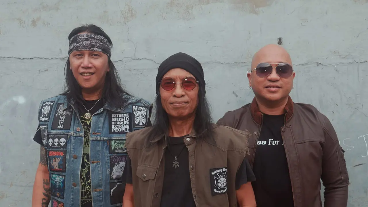 DJ Stroo (kanan) bersama Roy Jeconiah (kiri) dan Toto Tewel merilis ulang single "Aku Garuda". (Istimewa)