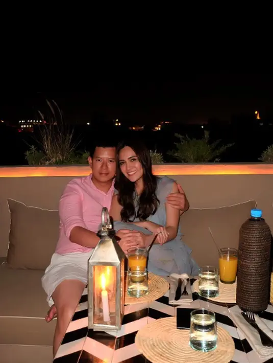 Aktris Shandy Aulia berpelukan dengan sang suami, David Herbowo saat menikmati suasana malam di kota Marrakech, Maroko. (Instagram/@ShandyAulia)