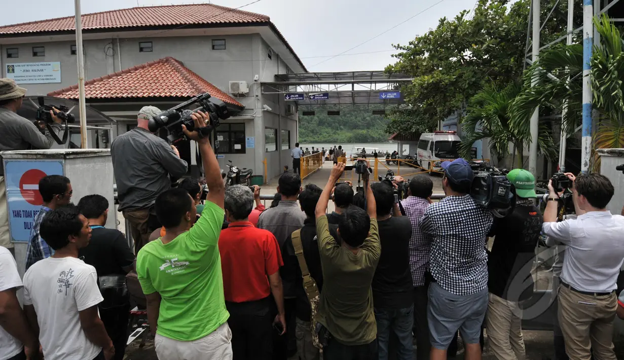 Para awak media saat mengambil gambar di gerbang Dermaga Wijapura, Cilacap, Jawa Tengah, Minggu (8/3/2015). (Liputan6.com/Johan Tallo)