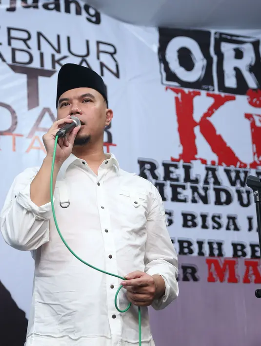 Sebagai bentuk kepeduliannya terhadap lebih baiknya Ibu Kota Jakarta, musisi Ahmad Dhani memberikan wadah untuk para relawan pendukung bakal calon Gubernur DKI Jakarta 2017 mendatang. (Andy Masela/Bintang.com)