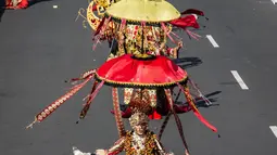 Peserta memakai kostum adat Indonesia selama parade Jember Fashion Carnaval 2017 di pulau Jawa timur (13/8). Para perancang membuat kostum dengan pengaruh tradisional Palembang, Toraja, Borneo, Papua, Lampung, Bali dan Betawi. (AFP Photo/Juni Kriswanto)