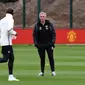 Gelandang Manchester United (MU) Paul Pogba dan pelatih Jose Mourinho. (Paul ELLIS / AFP)