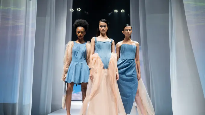 Koleksi Busana Stella Rissa dan Diana Couture yang Terinspirasi dari Teknologi Smartphone Terbaru