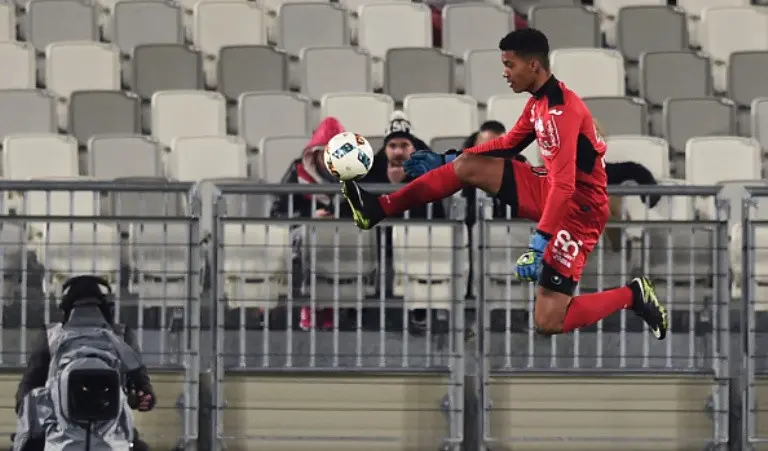 Kiper Toulouse asal Prancis, Alban Lafont. (AFP/Nicolas Tucat)