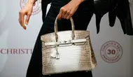 Model memperlihatkan tas Hermes Birkin Himalayan Crocodile di Christies Hong Kong, 4 Mei 2017. Tas Hermes Himalaya ini memecahkan rekor sebagai tas tangan termahal setelah terjual seharga US$380 ribu (sekitar Rp5 miliar) dalam lelang. (ISAAC LAWRENCE/AFP)