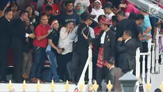 Presiden Joko Widodo atau Jokowi menyempatkan diri menyalami tamu undangan di halaman Istana Merdeka, Jakarta, Kamis (17/8). Hal ini disambut meriah para tamu yang kemudian bangkit berebut untuk berfoto bersama Jokowi. (Liputan6.com/Angga Yuniar)