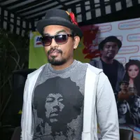 "Gue seneng dengan Nikita karena Nikita perempuan yang apa adanya gitu. Ya di depan kamera begitu di belakang juga begitu. Syahrini gitu, di depan begitu di belakang juga begitu," ujar penyanyi kelahiran Jakarta itu. (Andy Masela/Bintang.com)