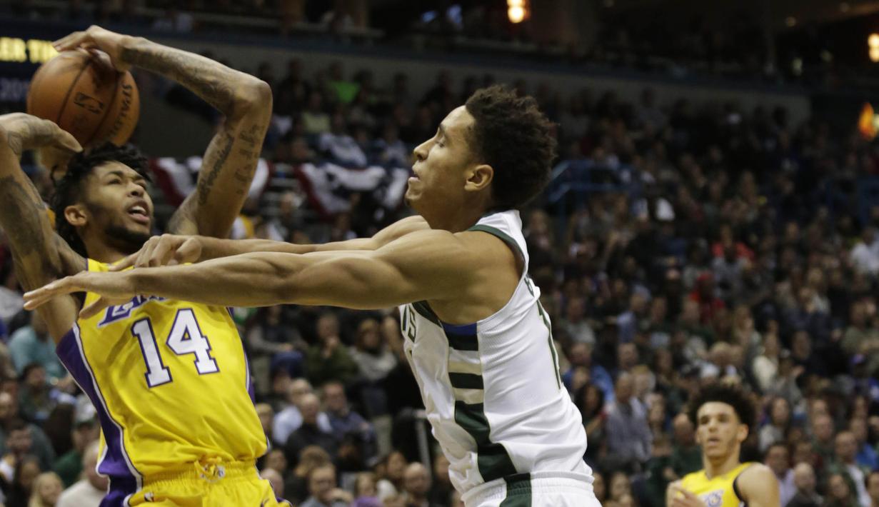 Pebasket Milwaukee Bucks, Malcolm Brogdon, berusaha meenghadang pebasket LA Lakers, Brandon Ingram, pada laga NBA di Bradley Center, Minggu (12/11/2017). Bucks menang 98-90 atas LA Lakers. (AP/Darren Hauck)