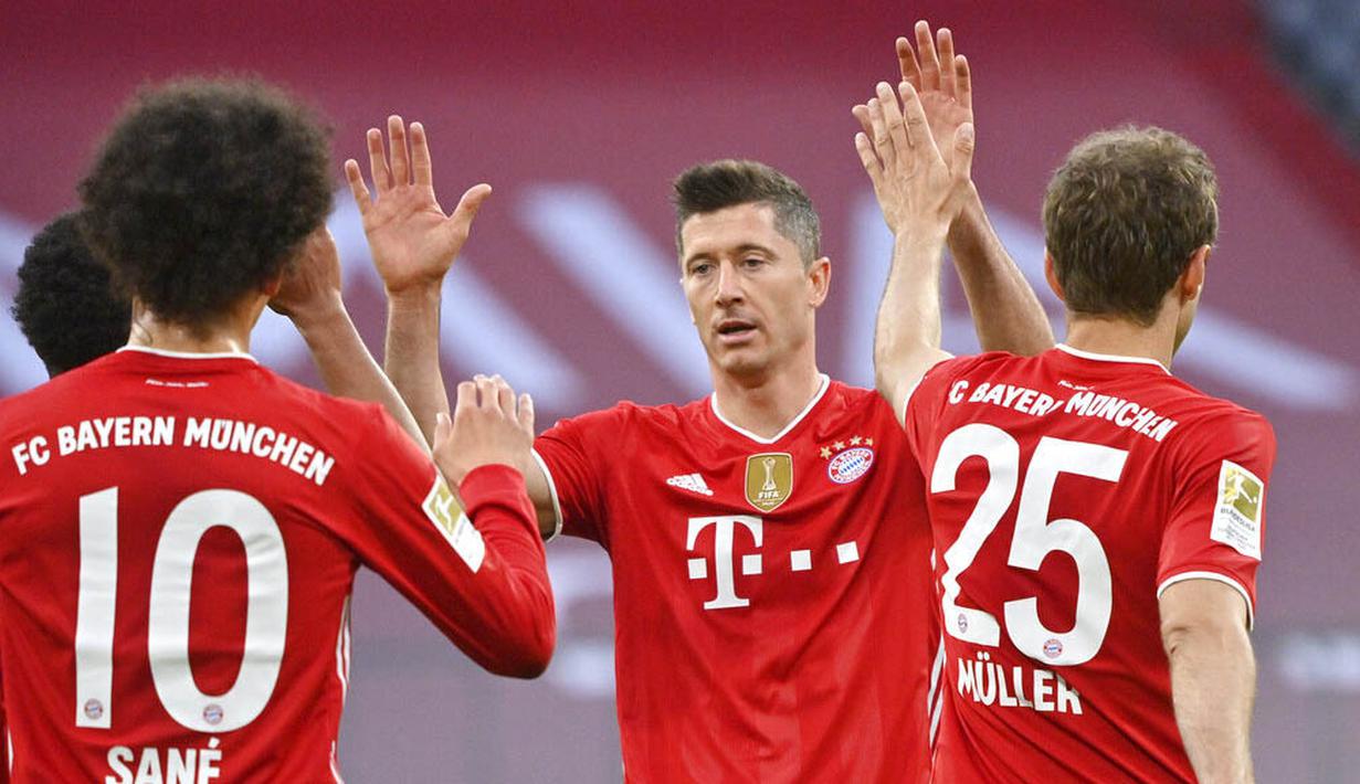 Striker Bayern Munchen, Robert Lewandowski, melakukan selebrasi usai mencetak gol ke gawang Moenchengladbach pada laga Liga Jerman di Allianz Arena, Sabtu (8/5/2021). Bayern Munchen menang enam gol tanpa balas. (Peter Kneffel/Pool via AP)