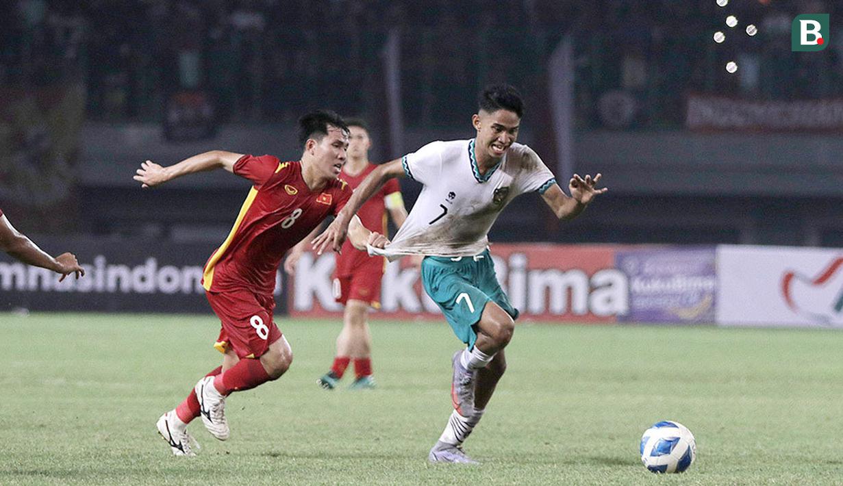 Pemain Timnas Indonesia U-19, Marselino Ferdinan (kanan) berusaha melewati pemain Timnas Vietnam U-19 saat laga Grup A Piala AFF U-19 2022 di Stadion Patriot Candrabhaga, Bekasi, Jawa Barat, Sabtu (02/07/2022). (Bola.com/Ikhwan Yanuar)