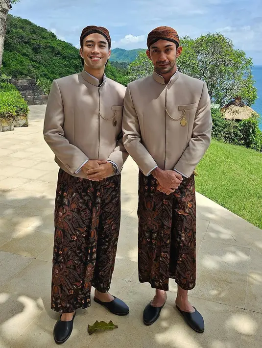 <p>Pernikahan BCL dan Tiko Aryawardhana baru saja dihelat di Bali. Beberapa rekan artis terlihat menjadi bridesmaid dan groomsman di hari bahagia penyanyi tanah air ini. Seperti duo Vidi Aldiano dan Reza Rahadian. [Foto: Instagram/itsmebcl]</p>