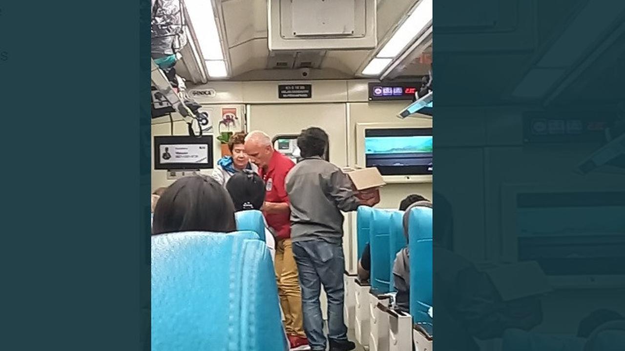 Sekelompok WNA membagi mie instan saat kereta api jarak jauh terhambat perjalanannya 8,5 jam di sekitar wilayah Kabupaten Cilacap, Jawa Tengah.