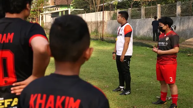 Pelatih Sepak Bola Aji Irawan