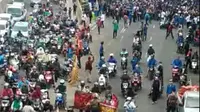Jalan Ahmad Yani Kota Bekasi diblokir ribuan massa buruh dan mahasiswa. (Foto: Istimewa).