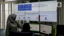 Petugas memantau penyebaran virus corona (COVID-19) di Dinas Kesehatan DKI Jakarta, Senin (9/3/2020). Dari 3.580 orang yang menghubungi Posko COVID-19 DKI Jakarta, ada 64 kasus kategori Orang Dalam Pantauan (ODP) dan 56 Pasien Dalam Pengawasan (PDP). (Liputan6.com/Faizal Fanani)