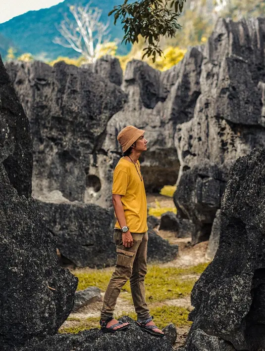 Sering berwisata alam, Adipati juga pernah mengisi program acara petualangan di salah satu stasiun televisi. Ia cukup sering pergi berlibur saat kegiatan di dunia hiburan tak padat. (Liputan6.com/IG/adipati)