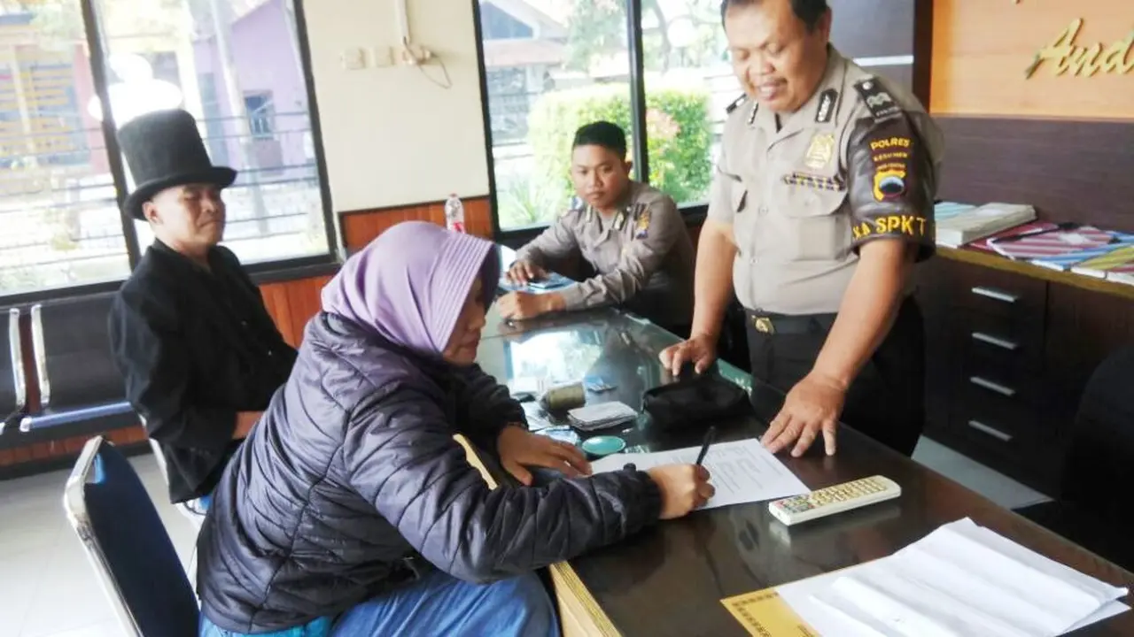 Ibu kades hendak memberikan tanda terimakasih, namun ditolak oleh pesulap jalanan yang menemukan dompetnya. (Foto: Liputan6.com/Polres Kebumen/Muhamad Ridlo)
