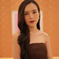 Semakin hari, penampilan Beby Tsabina semakin memikat dan elegan. Terlebih saat dipadukan dengan deretan perhiasan mahal [@bebytsabina]