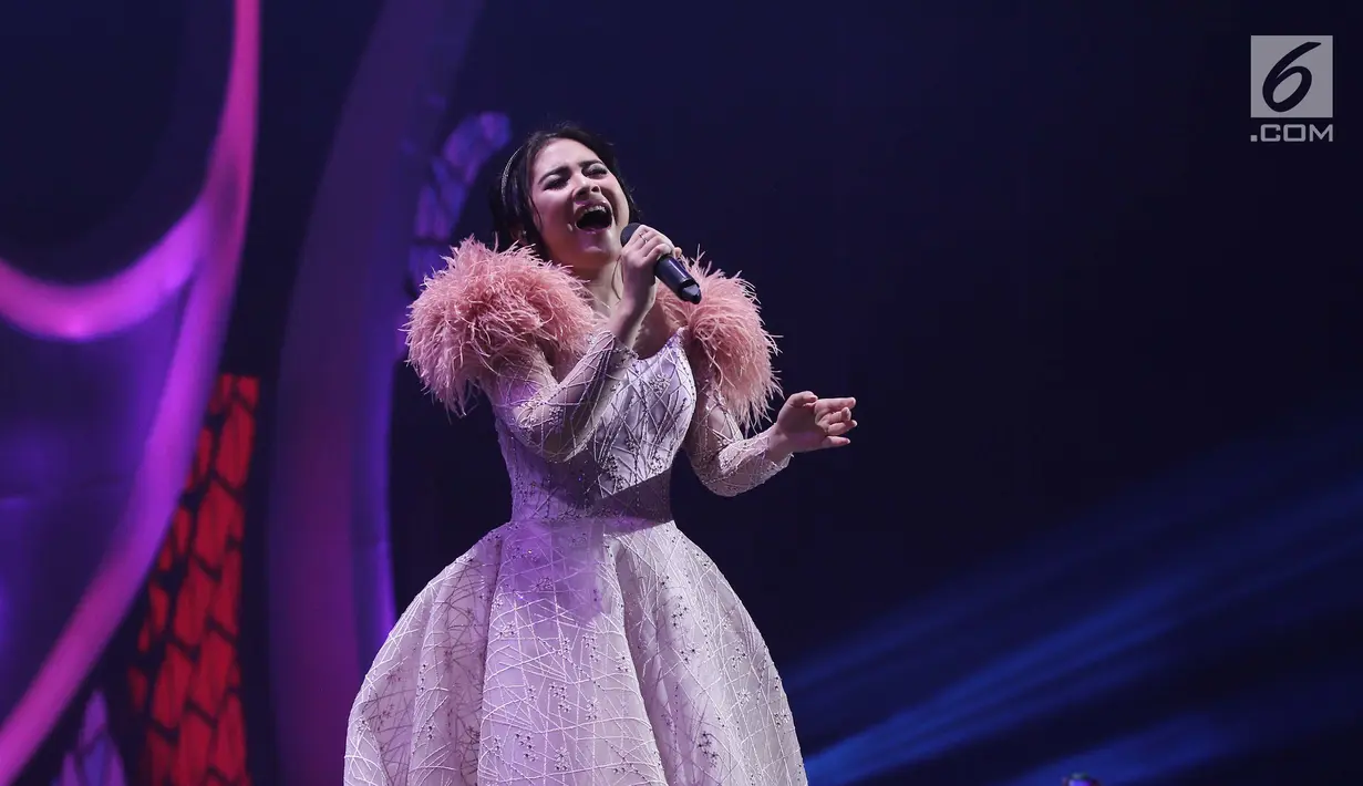  Penampilan Aktris Prilly Latuconsina saat berkolaborasi dengan Armada Band ketika membawakan lagu Asal Kau Bahagia pada malam puncak HUT ke-27 SCTV di Hall D, Jiexpo Kemayoran, Jakarta, Kamis (24/8). (Liputan6.com/Herman Zakharia)