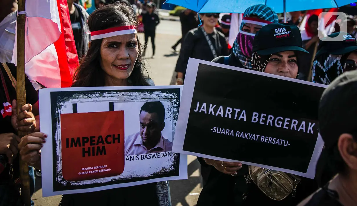 Massa yang menamakan diri Suara Rakyat Bersatu membawa poster saat berunjuk rasa di depan Balai Kota DKI Jakarta, Selasa (14/1/2020). Mereka menuntut Gubernur DKI, Anies Baswedan turun dari jabatannya, karena dinilai gagal dalam mengatasi banjir Jakarta di awal 2020. (Liputan6.com/Faizal Fanani)